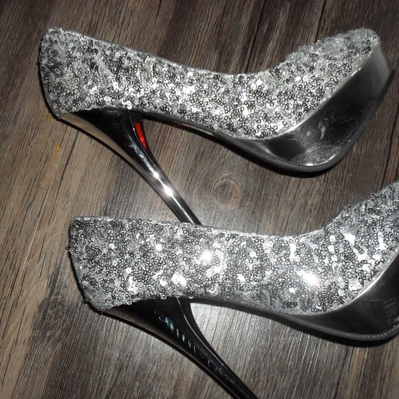 Women pump with stiletto heel and covered in sparkling seguins or glitters - Picture 7 of 9